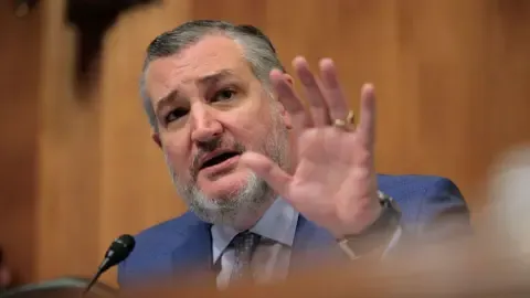 Lawmaker Cruz Likens American Media Regulator to ‘Mafioso’ on Jimmy Kimmel Show